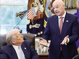 Donald Trump platica con Gianni Infantino en la Oficina Oval de la Casa Blanca, ayer