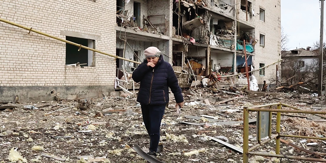 Residente pasa junto a un edificio destruido tras un ataque ruso, el 20 de febrero