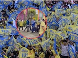 Americanistas golpean con palos a una persona a las afueras del Estadio Azteca.