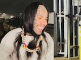 Tekashi 6ix9ine sale de la cárcel y presume su autógrafo de Nicolás Maduro