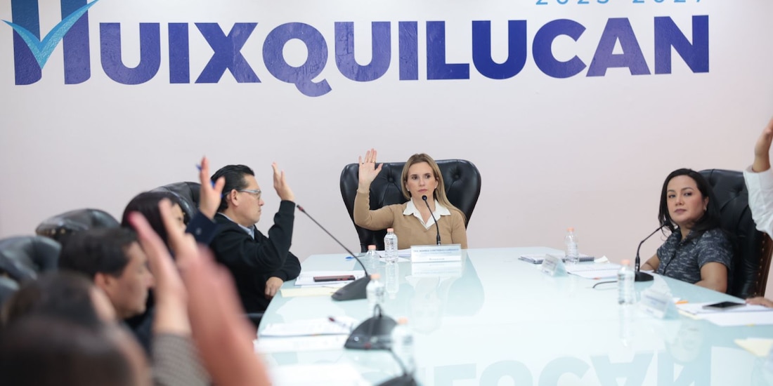 Romina contreras con su equipo de trabajo, durante una reunión, el martes.