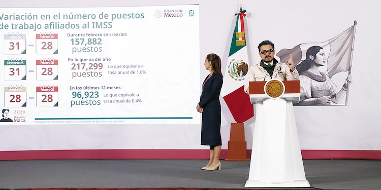Zoé Robledo, director general del IMSS, ayer en conferencia.