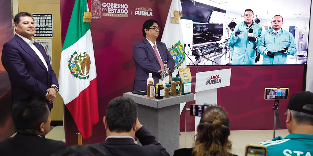 EL GOBERNADOR Alejandro Armenta
(izq.), ayer, en conferencia de prensa.