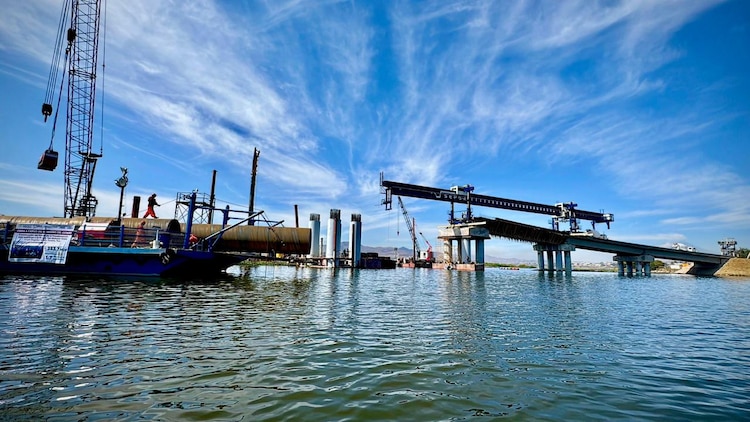 Grúas de alta precisión colocan trabes de 70 toneladas para el nuevo Puente de la Transformación en Puebla.