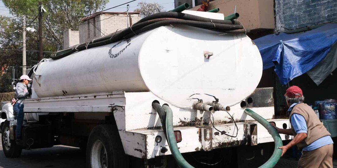 Personal de pipas recorre colonias afectadas por cortes al suministro de agua.