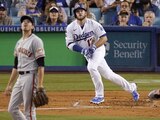 Max Muncy, de los Dodgers, corre a primera luego de conectar un homerun ante Kevin Gausman, lanzador de los Giants, el pasado 29 de junio.