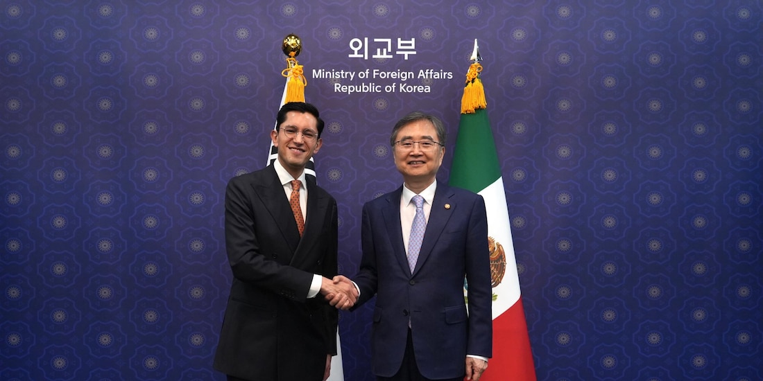 El secretario de Relaciones Exteriores, Roberto Velasco Álvarez junto a el ministro de Asuntos Exteriores de Corea, Cho Hyun