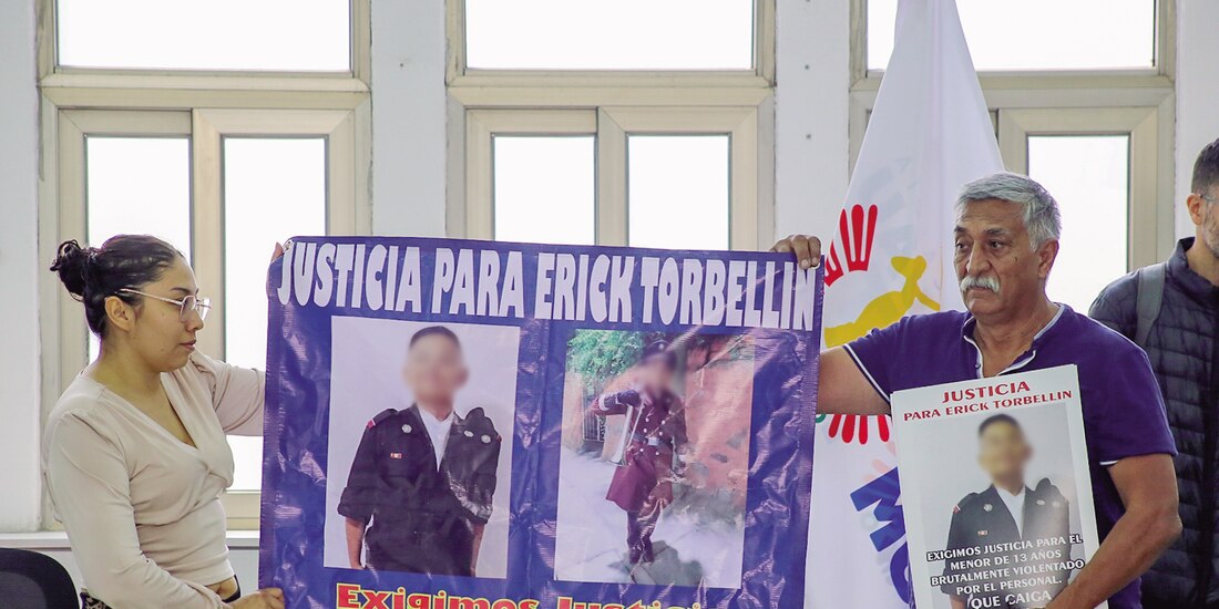 Familia de Erick, ayer, en oficinas de la alcaldía Cuauhtémoc