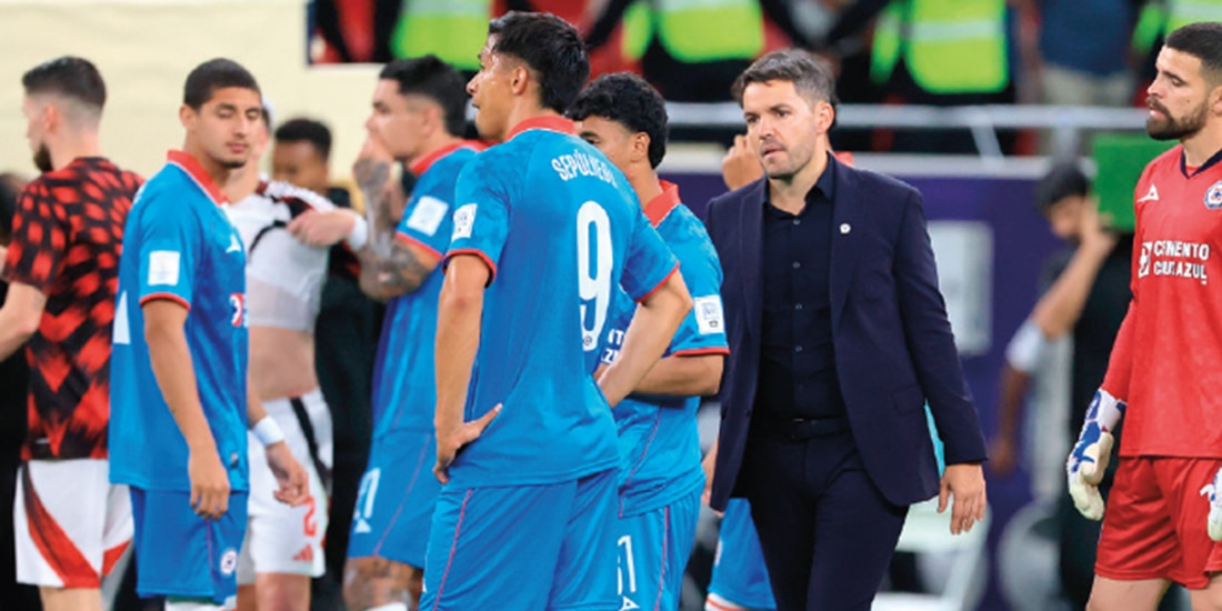 Futbolistas cementeros tristes reciben el saludo de Nicolás Larcamón, ayer.