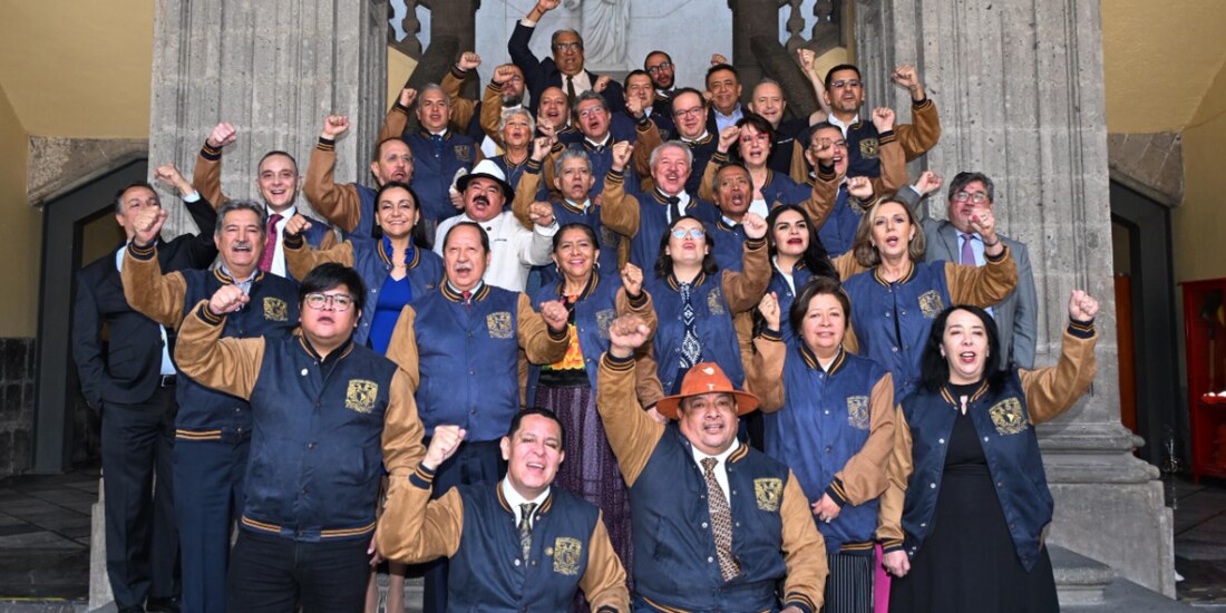 ¡Goya por la UNAM!, el rector Leonardo Lomelí Vanegas y legisladores de distintos grupos parlamentarios, en el Palacio de la Escuela de Medicina.