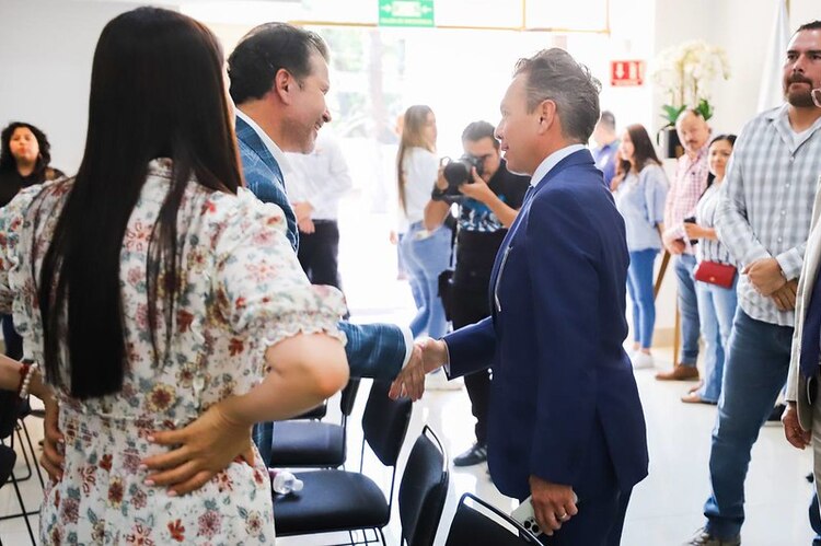 Lemus visitó el Colegio de Notarios del Estado.
