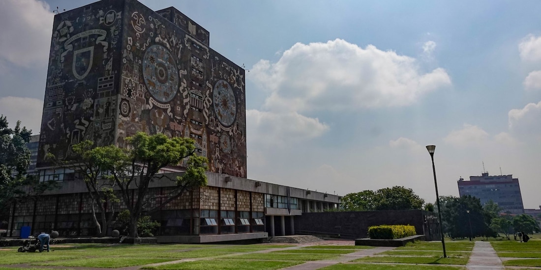 Aspectos de la rectoría y Biblioteca Central de la UNAM