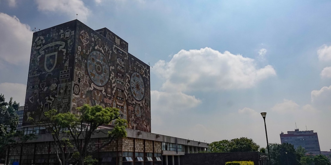 Aspectos de la rectoría y Biblioteca Central de la UNAM