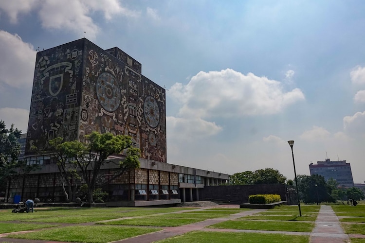 Aspectos de la rectoría y Biblioteca Central de la UNAM