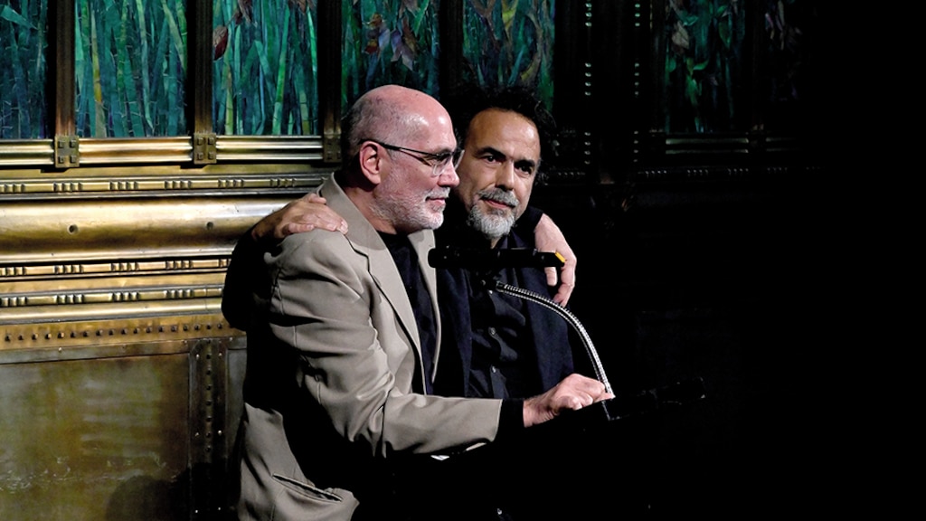 ARRIAGA E IÑARRITU, durante su reencuentro en Bellas Artes.