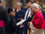 La secretaria de Gobernación entrega la misiva al Papa León XIV, ayer.