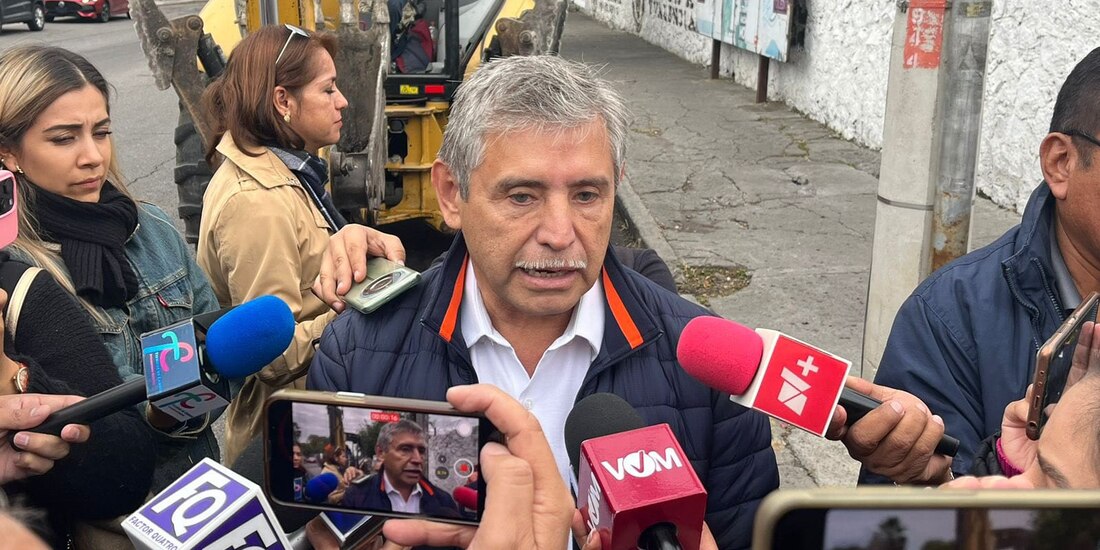 El presidente municipal de Cuernavaca, José Luis Urióstegui, en una entrevista con reporteros locales, ayer.