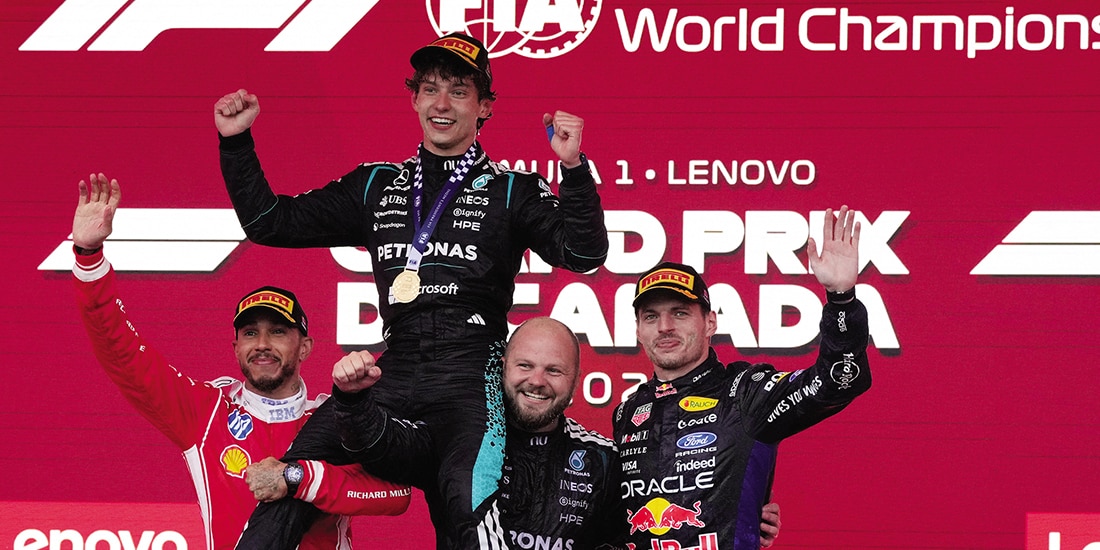 Antonelli, cargado por Lewis; Verstappen en el podio, ayer.