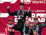 Antonelli, cargado por Lewis; Verstappen en el podio, ayer.