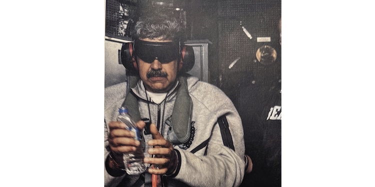 Primera foto de Nicolás Maduro, tras su captura por autoridades de EU, el sábado.