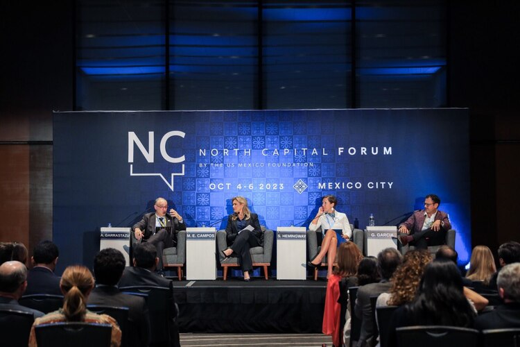 Maru Campos comparte mesa con expertos internacionales en el panel celebrado en el Hotel Hilton Reforma.