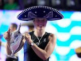 Iga Swiatek, de Polonia, sostiene el trofeo que la acredita como campeona del torneo que cierra la temporada, las Finales de la WTA, después de derrotar a Jessica Pegula, de Estados Unidos, en Cancún