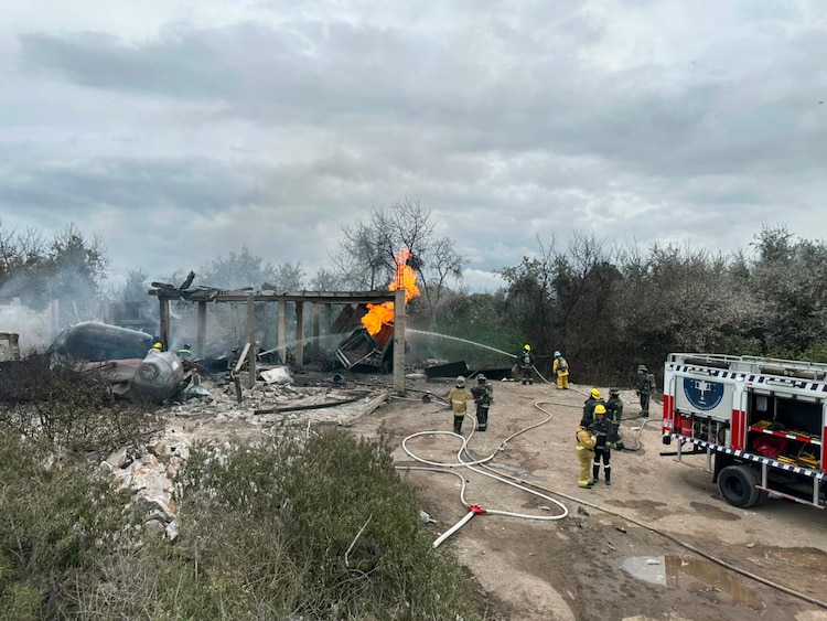 Bomberos trabajando en el lugar donde ocurrió la explosión de pipas de gas en Tepeaca, Puebla