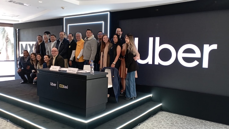 Semovi califica como irregular alianza entre Uber y Mx Taxi