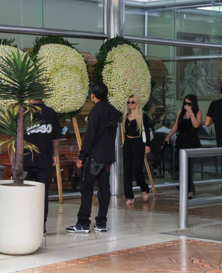 Laisha Michelle Oseguera González saliendo de la funeraria