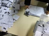 Personal electoral, durante el recuento de los votos tras la jornada de ayer en Chile.