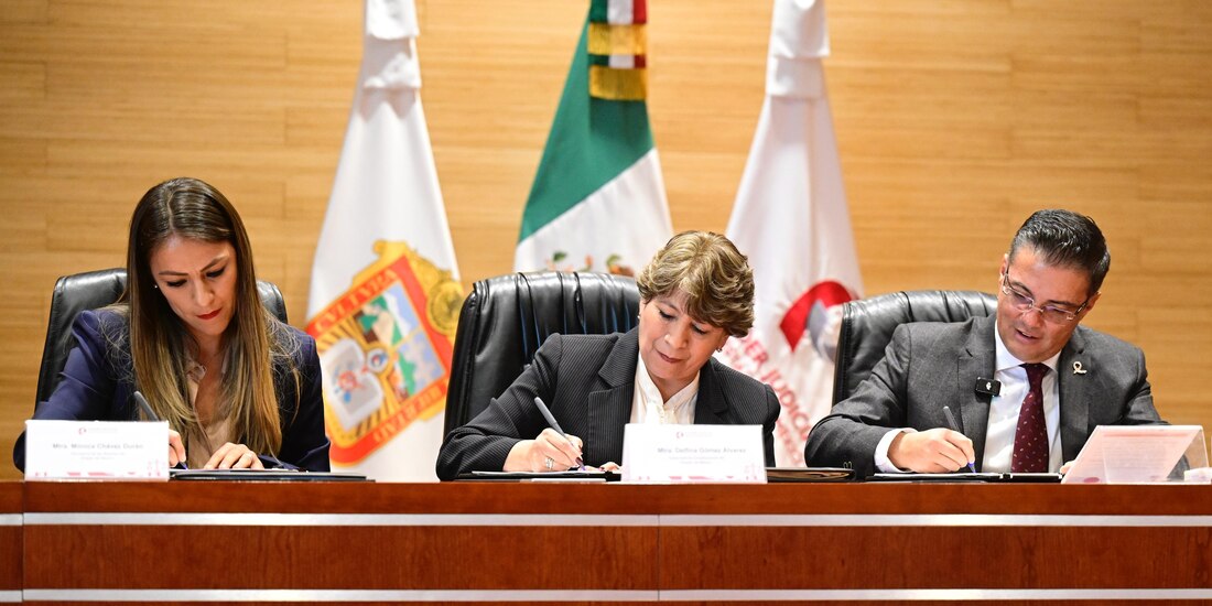 Al centro de la imagen la Gobernadora Delfina Gómez.