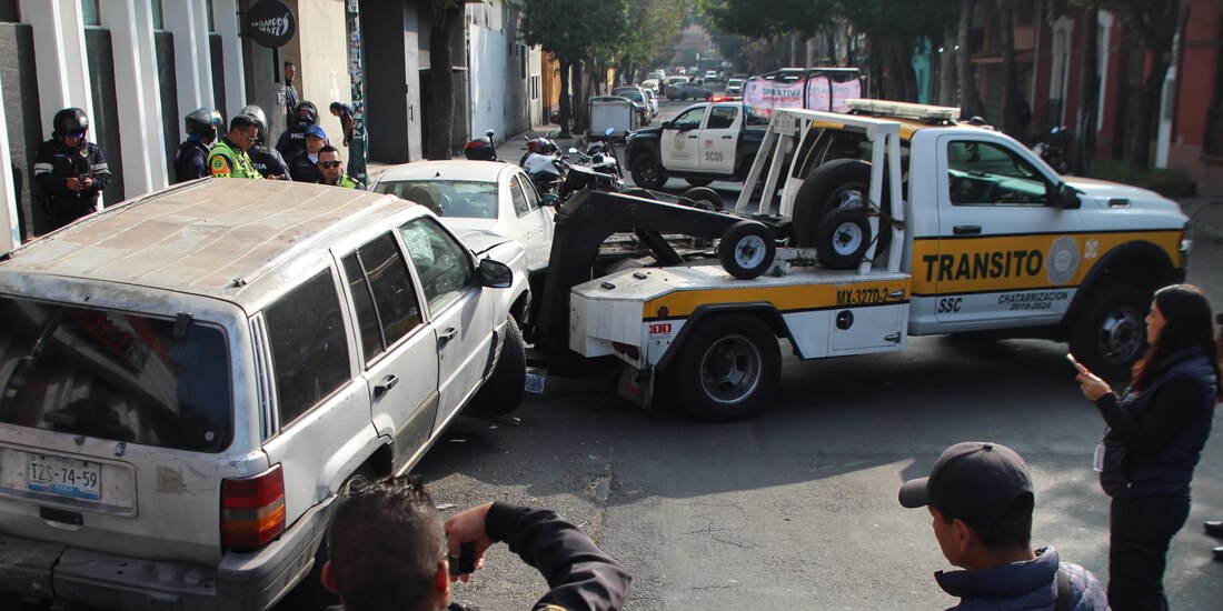Personal de la alcaldía Cuauhtémoc y de la SSC, durante el retiro de un vehículo abandonado.