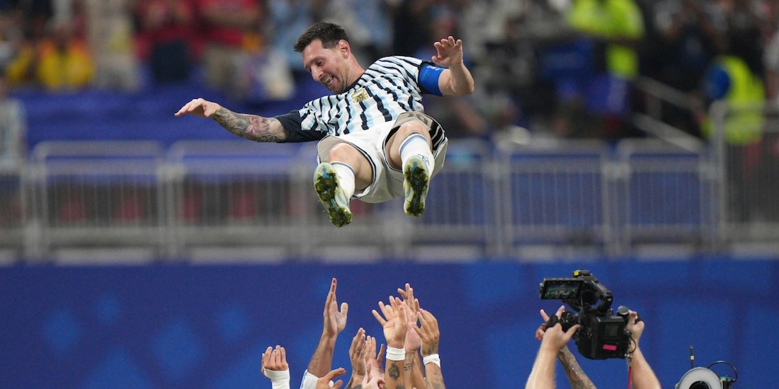 Lionel Messi es cargado en hombros por sus compañeros tras un triunfo de Argentina en el Mundial 2026.