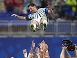 Lionel Messi es cargado en hombros por sus compañeros tras un triunfo de Argentina en el Mundial 2026.
