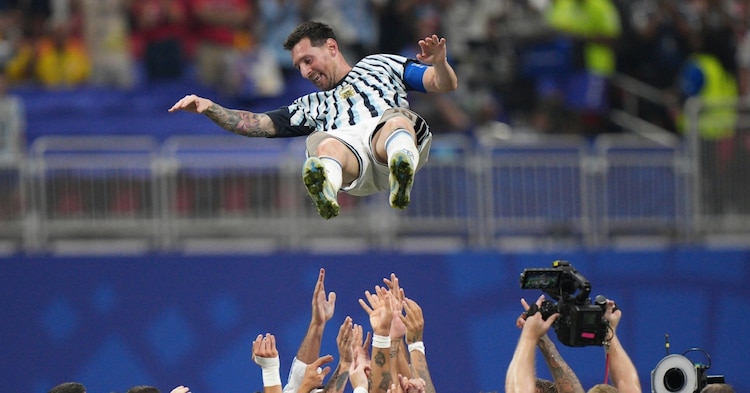Lionel Messi es cargado en hombros por sus compañeros tras un triunfo de Argentina en el Mundial 2026.