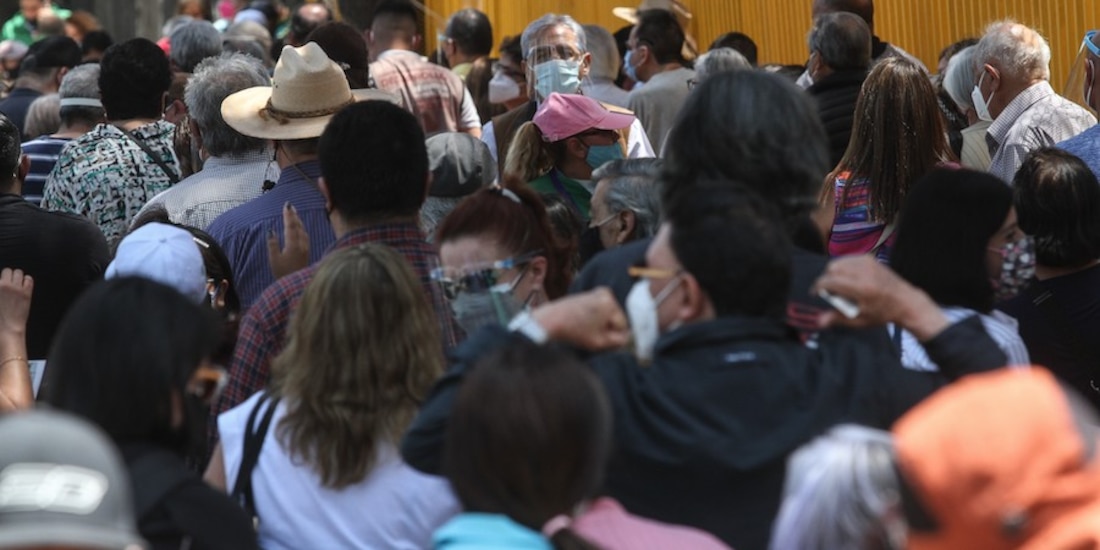Personas de la tercera edad realizan largas filas durante el segundo día para poder recibir la inoculación contra el SARS-CoV-2, ayer, en Tlalpan.