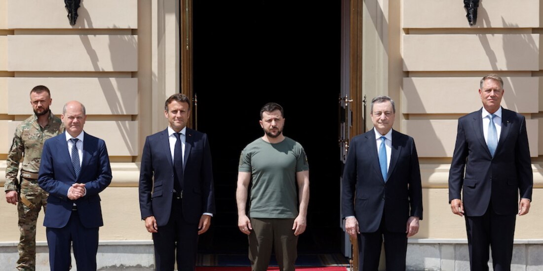 De izq. a der.: El canciller Olaf Scholz (Alemania), los presidentes Emmanuel Macron (Francia) y Volodimir Zelenski (Ucrania), el primer ministro Mario Draghi (Italia) y el mandatario Klaus Iohannis (Rumania), en Kiev, ayer.