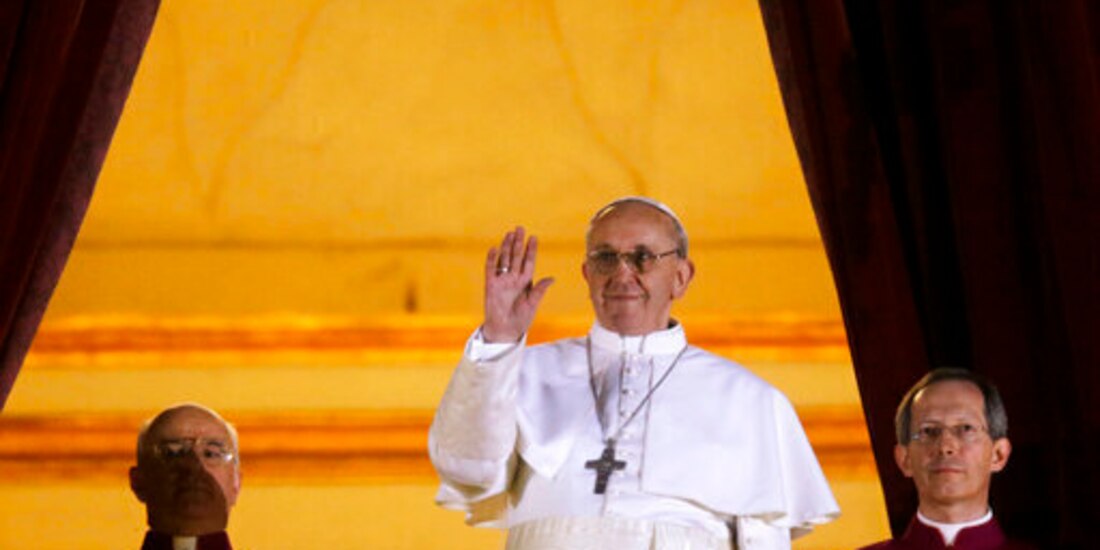 ARCHIVO - El cardenal argentino Jorge Bergoglio, que eligió el nombre de papa Francisco, saluda a la multitud desde el balcón central de la basílica de San Pedro tras ser elegido 266to papa de la Iglesia católica en el Vaticano, el miércoles 13 de marzo de 2013. (AP Foto/Gregorio Borgia, file)