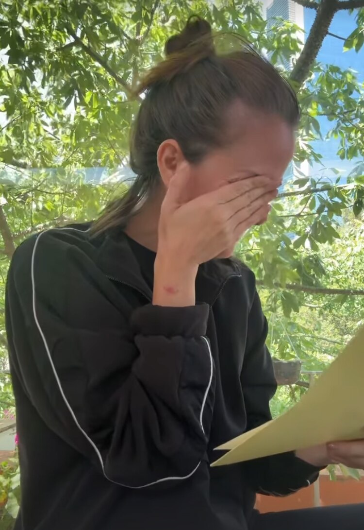 Natasha Dupeyrón llora al recibir su certificado de la prepa