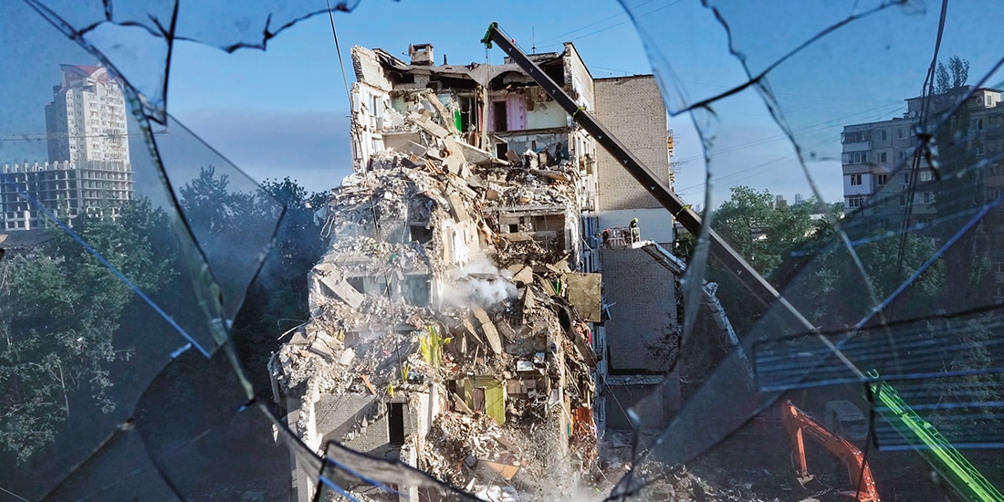 Un edificio de apartamentos residenciales dañado, tras un ataque ruso en Kiev, ayer.