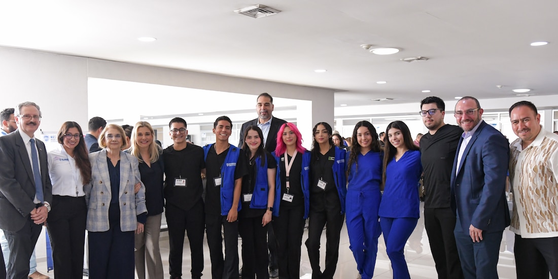 Maru Campos encabeza la entrega de procesadores de implantes cocleares en el Centro de Rehabilitación y Educación Especial.