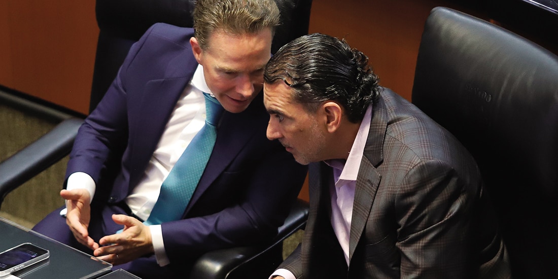 Los senadores del PVEM Manuel Velasco y Armando Melgar, ayer, en el Senado.