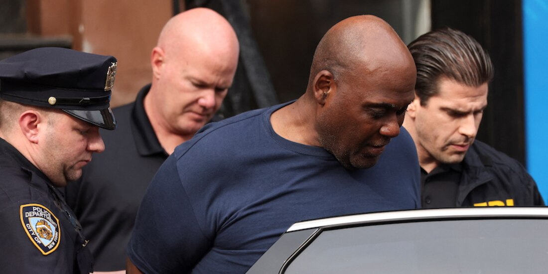 Agentes de la policía trasladan, ayer, al sospechoso Frank James tras su captura en el vecindario de East Village .