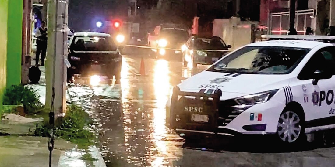 Elementos del orden custodian el sitio en donde un hombre fue ejecutado, en la calle Opal de la capital de Campeche, el pasado viernes.