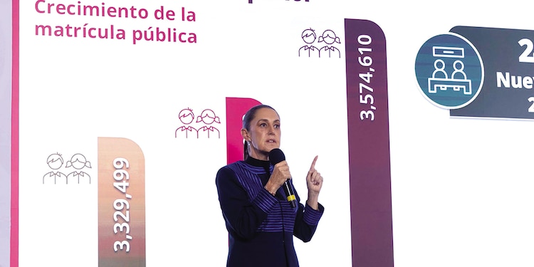 La Jefa del Ejecutivo, ayer, al presentar el plan a nivel superior.