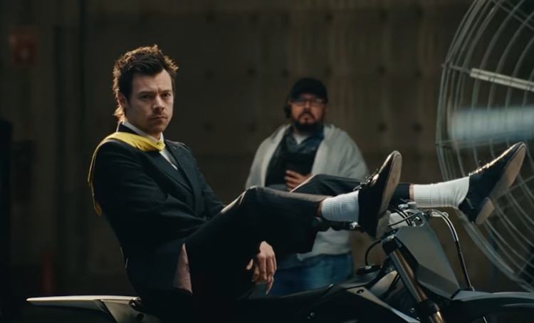 Harry Styles en el videoclip de 'American Girls' luce calcetines blancos