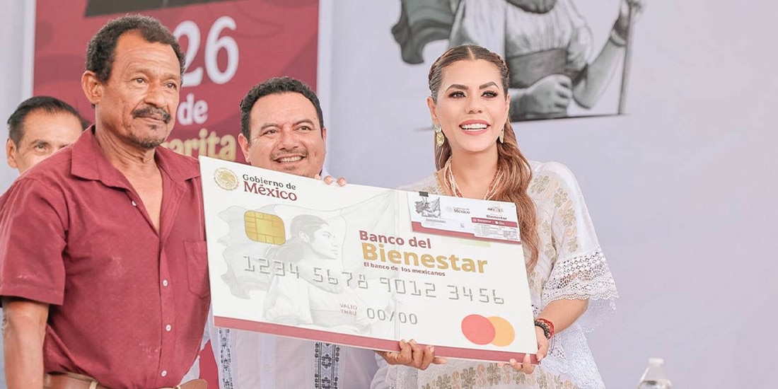 LA GOBERNADORA de Guerrero, Evelyn Salgado, ayer, con un beneficiario.