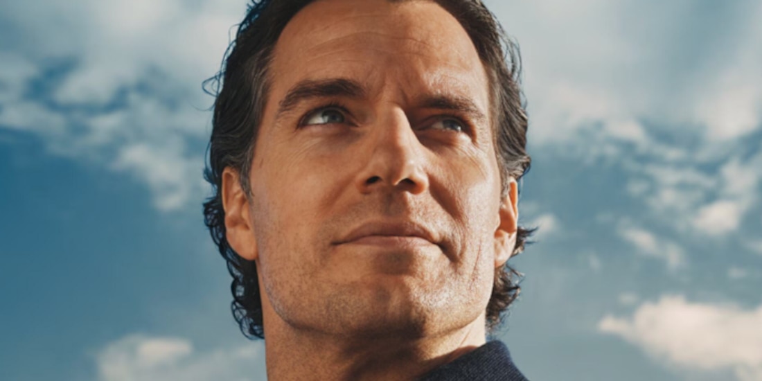 Modelo luce un Spirit Zulu Time 1925, de la firma Longines.