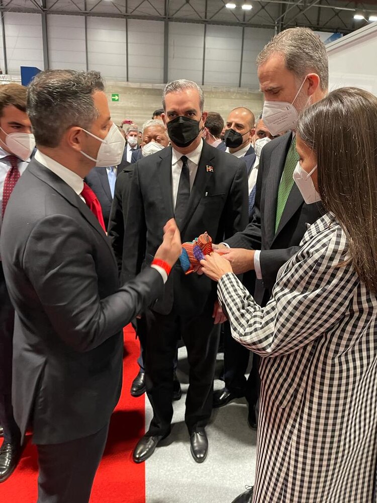 Murat Hinojosa saludó al Rey Felipe VI de España y a la Reina Letizia.