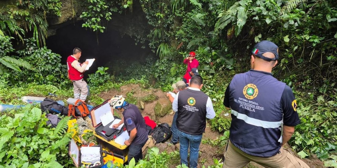 Labores de rescate en Gruta de Chichicazapan, Puebla, por derrumbe que dejó a una familia atrapada.
